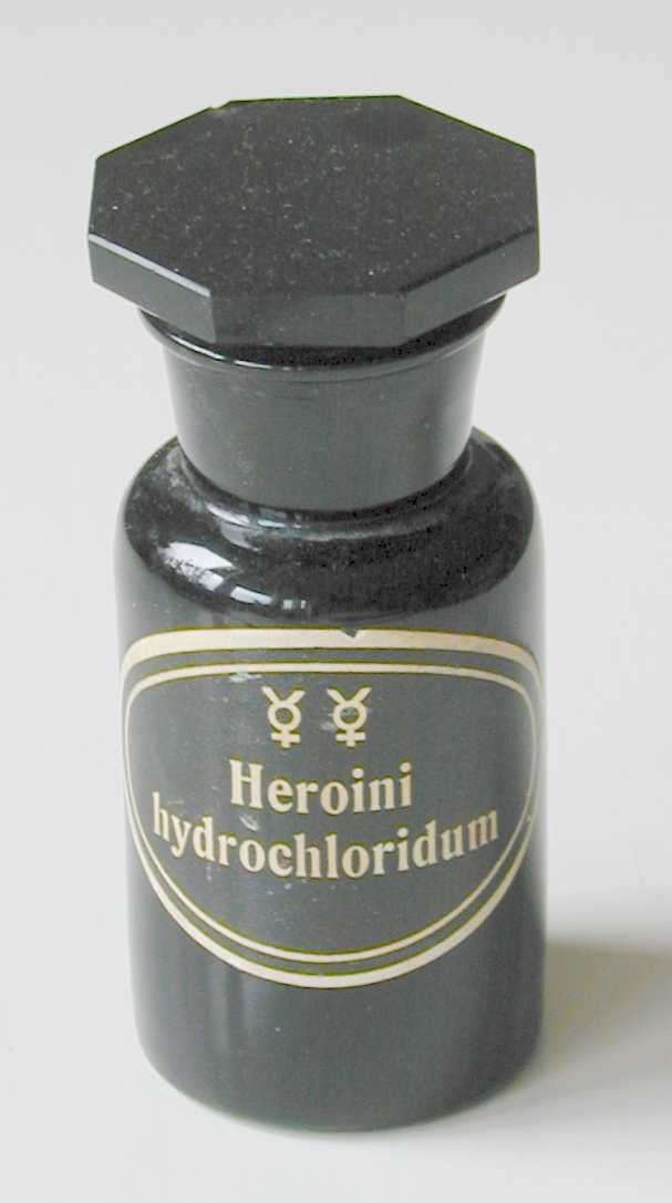 Ståndkärl för heroin, H=11 cm, omkr. 1930. Privat ägo.