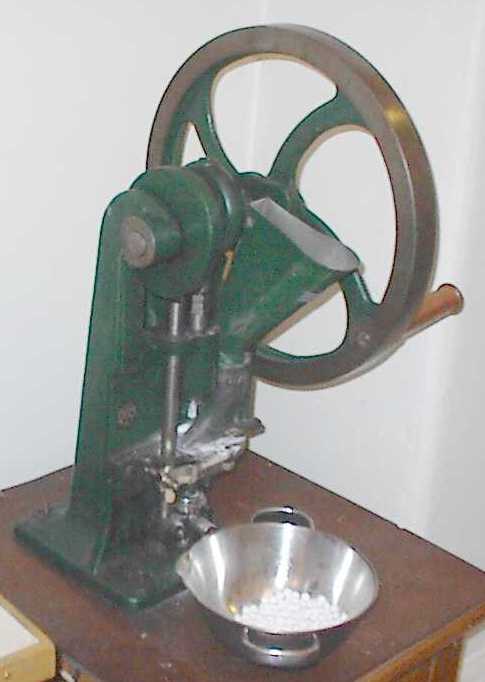 Handvevad excentertablettmaskin, Diaf typ TMA Special. Höjd (stativet)=50 cm. Farm.-hist. museet, Stockholm.