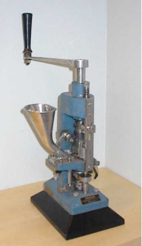 Handdriven tablettmaskin med fram- och återgående rörelse. Carl Engler Maschinenfabrik-Ges.m.b.H., Wien; omkr. 1920. HK Apoteket AB, Nacka.